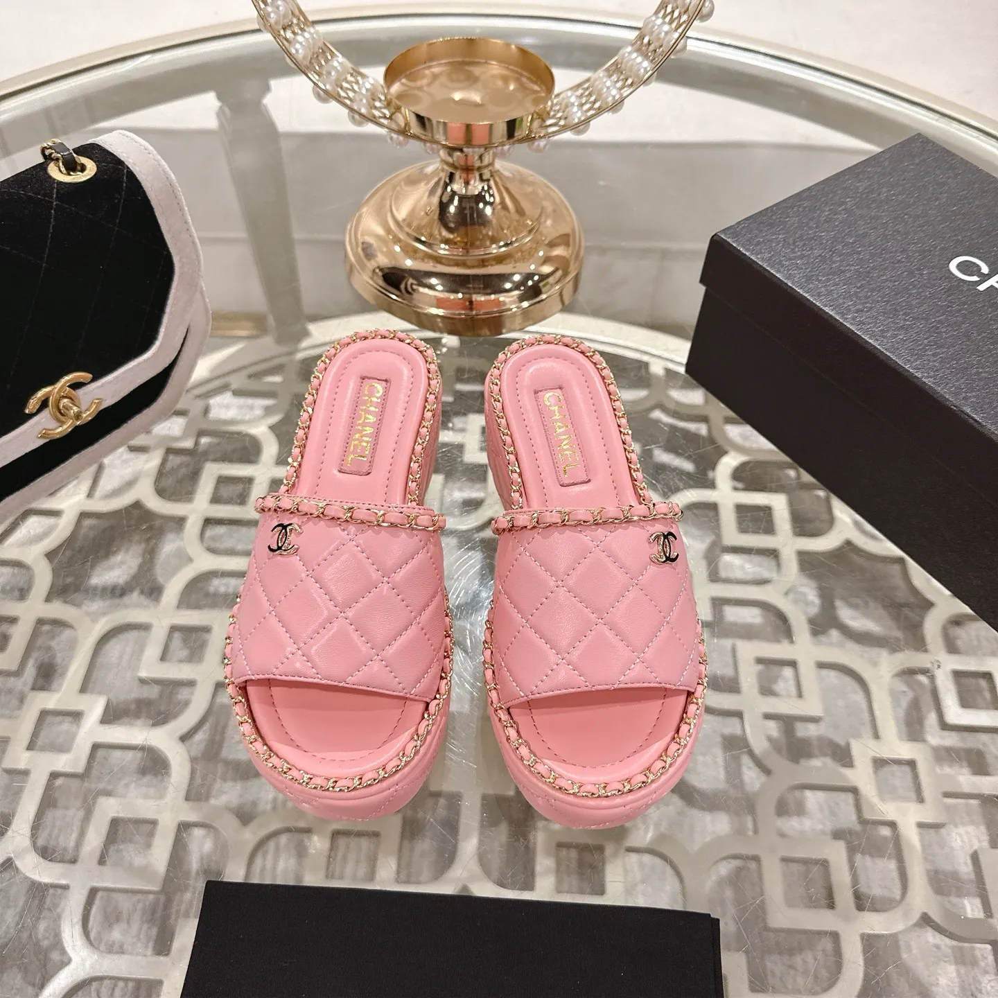 👟👟Ex-factory price 600👟👟 𝐂𝐇𝐀𝐍𝐄𝐋 | Xiaoxiang 25𝐬𝐬 🦋2025 Spring and Summer New Products Counter Classic Xiaoxiang Double C Diamond Chain Slippers Series New〰 🍬 The absolute best in the BS fashion circle. Matching will perform meticulously Minimalist, classic elements that will never fade away 💋 Show unique dressing style, too beautiful to say anything. A must-have for summer... Upper: Original high-customized lambskin Lining: Imported mixed sheepskin lining Outsole: Original molded non-slip outsole Shoe size: 35-39 (34.40.41.42 customization is not returnable)